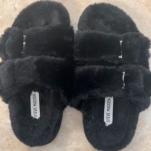 Steve Madden fluffy Birkenstock style shoe. Black. Size 9